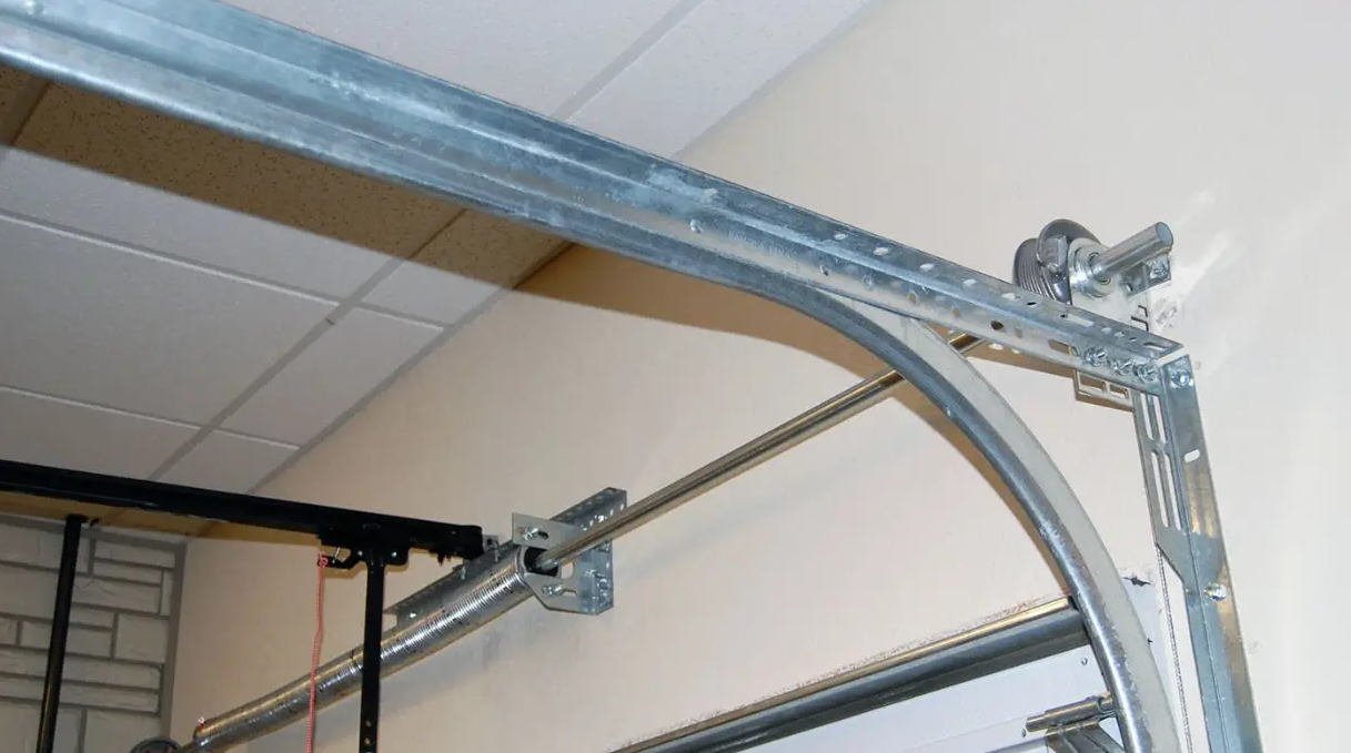 Off-track garage door realignment and cable repair in Pataskala 43062
